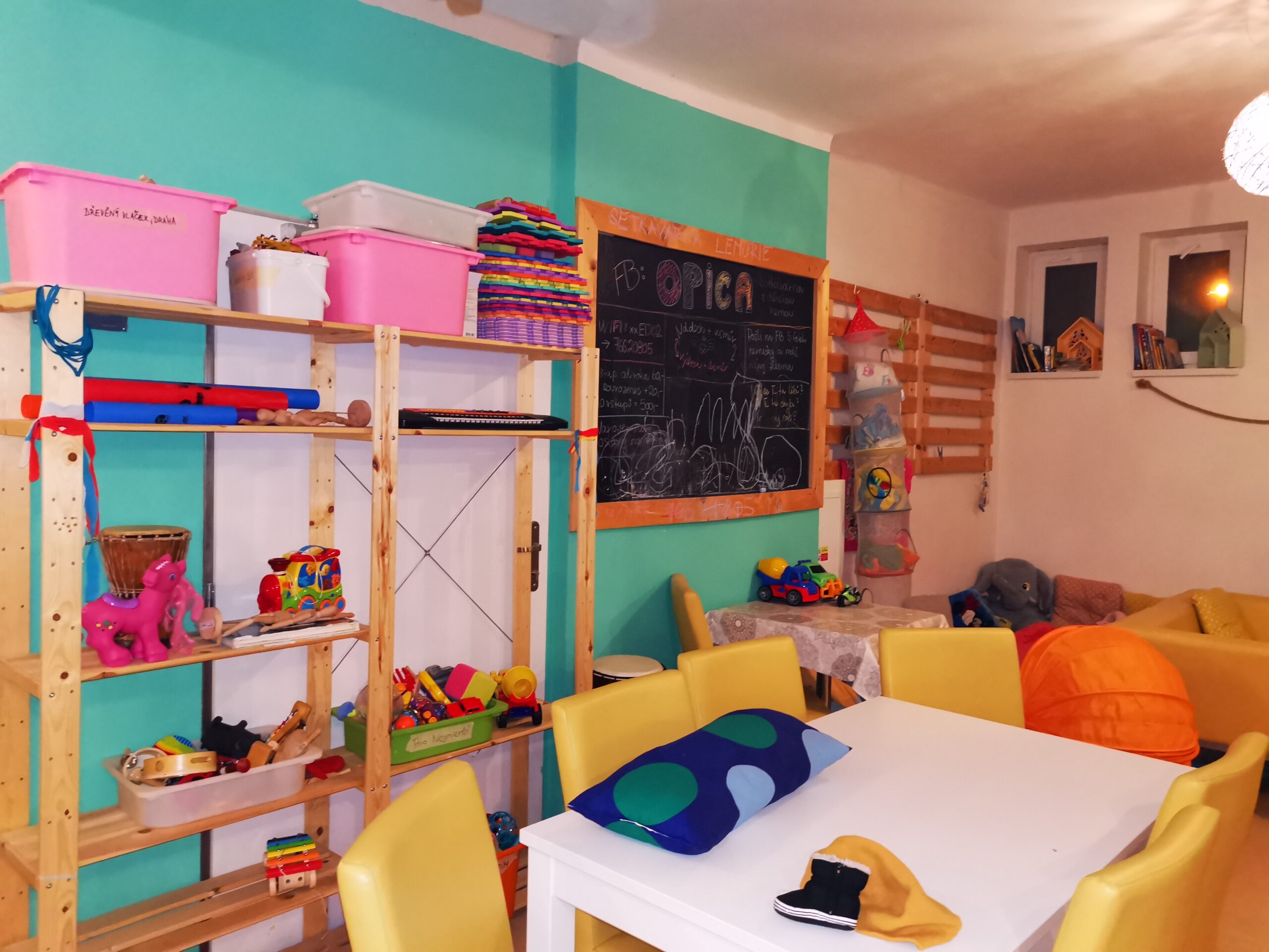 Interiér kavárny spojené s herničkou pro děti.