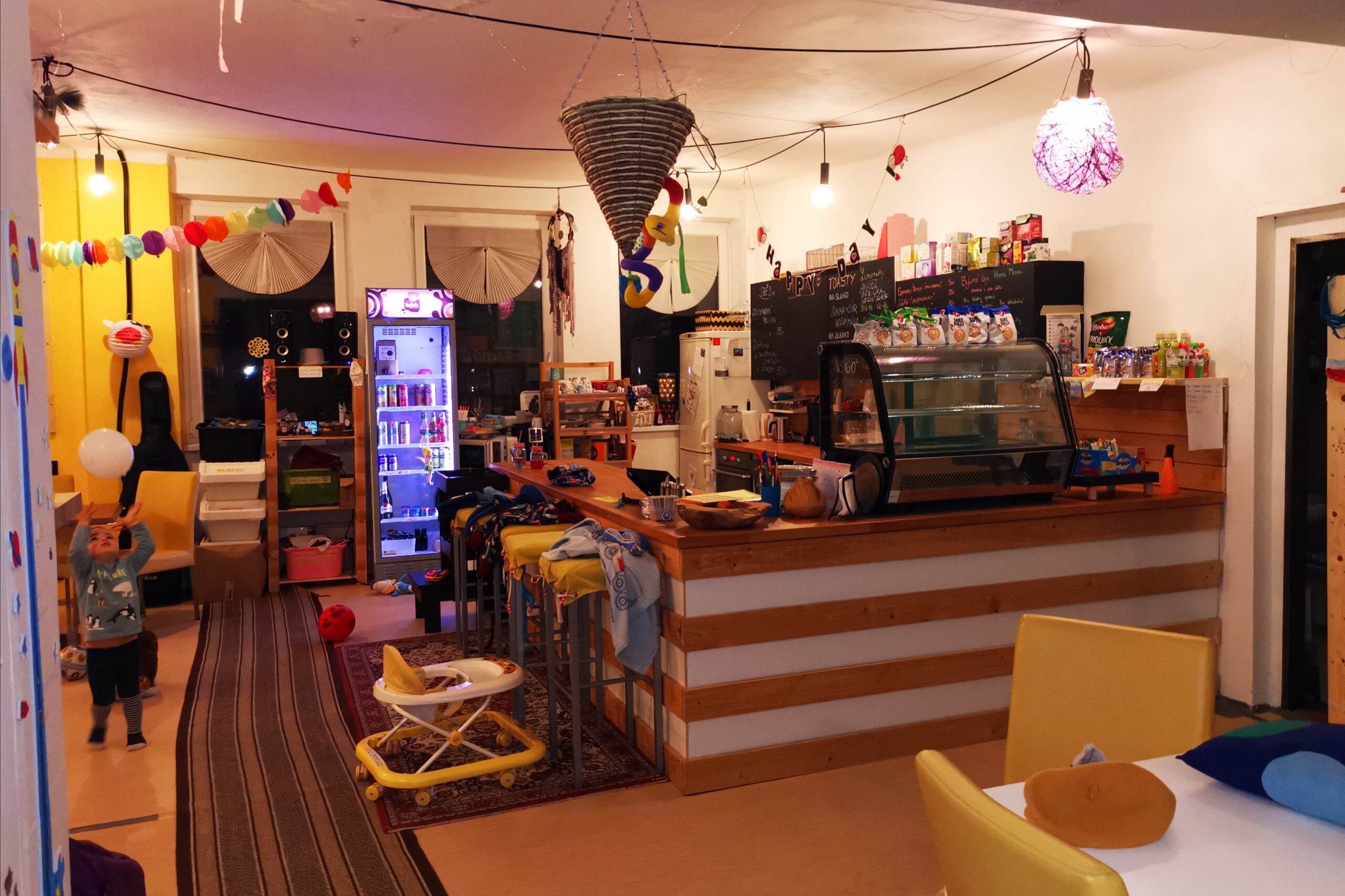 Interiér kavárny spojené s herničkou pro děti.